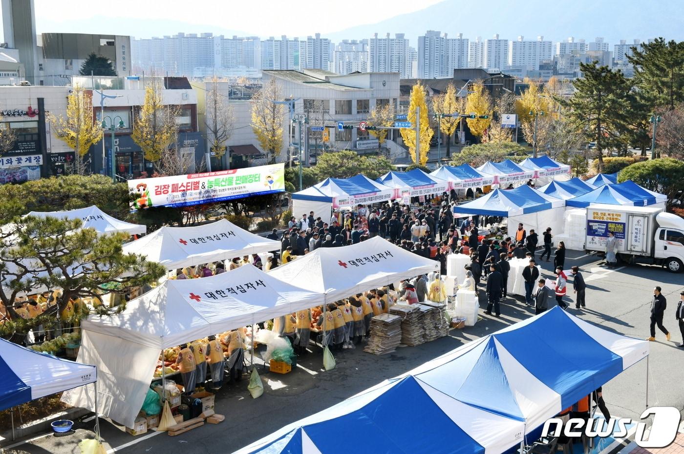 1일 창원시 성산구 한국전력 경남본부 주차장에서 저소득층 지원 기금 마련을 위해 김장 페스티벌과 농특산물 판매장터가 열렸다.&#40;한전 경남본부 제공&#41;