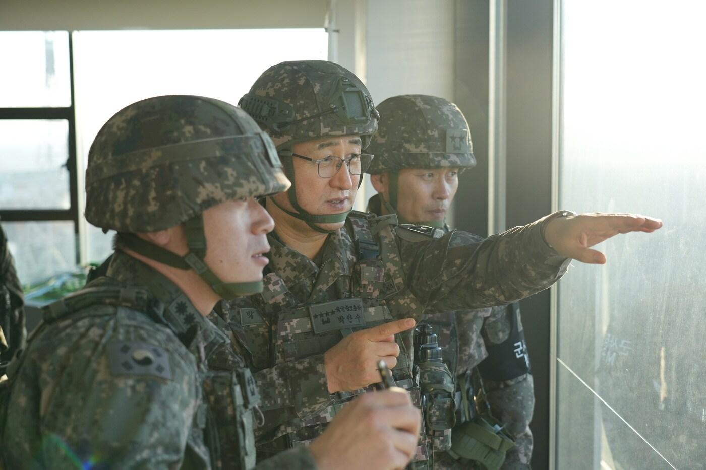 박안수 육군참모총장&#40;가운데&#41;이 1사단 도라 OP에서 작전현장을 확인하고 있다. &#40;육군 제공&#41;