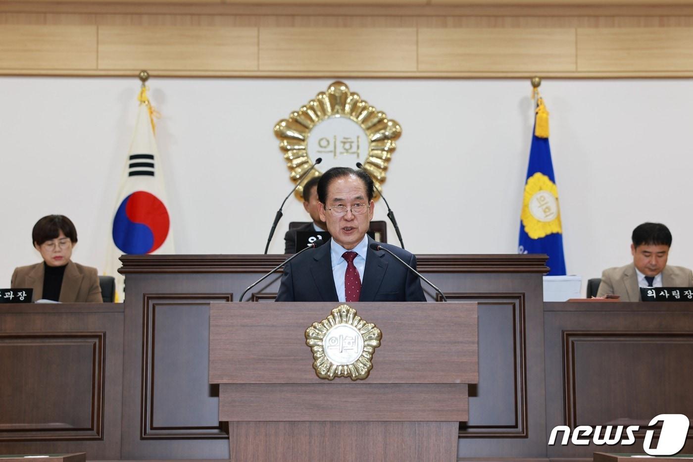 김희수 진도군수가 진도군의회 본회의장에서 내년도 7대 군정 운영방향을 밝히고 있다.&#40;진도군 제공&#41;/뉴스1 