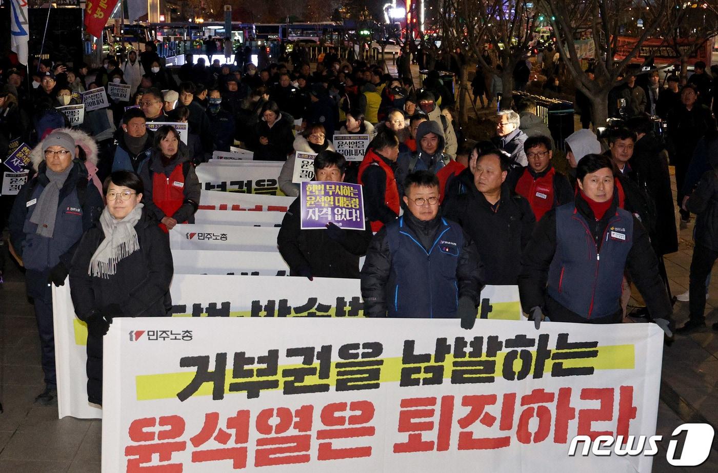 민주노총 조합원들이 1일 오후 서울 종로구 동화면세점 앞에서 &#39;노동조합법 및 노동관계조정법 2·3조 개정안&#40;노란봉투법&#41;&#39;과 &#39;방송3법&#39;에 대해 거부권을 행사한 윤석열 대통령을 규탄하는 집회를 하고 있다. 윤 대통령은 이날 야당 단독으로 국회 문턱을 넘은 &#39;노란봉투법&#39;과 &#39;방송3법&#39;에 재의요구권&#40;거부권&#41;을 행사했다. 양곡관리법 개정안과 간호법 제정안에 이은 세 번째 거부권 행사다. 2023.12.1/뉴스1 ⓒ News1 장수영 기자