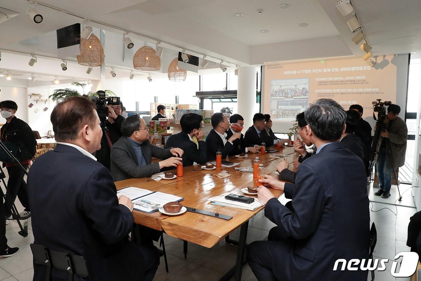 이상민 행정안전부 장관이 제주시 구좌읍 세화리에 위치한 민간 워케이션 센터 &#39;질그랭이&#39;를 찾아 관계자로부터 운영현황을 청취하고 있다. &#40;행안부 제공&#41; 2023.12.10/뉴스1