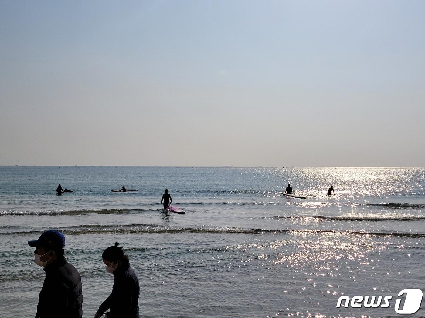 10일 낮 1시 기준 낮 최고기온이 20도까지 오른 부산 해운대구 송정해수욕장에서 서퍼들이 서핑을 즐기고 있다.2023.12.10/뉴스1 ⓒ News1 조아서 기자