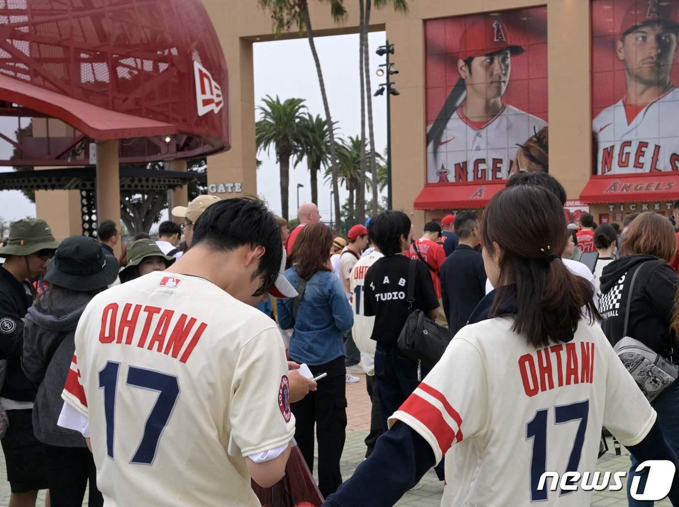 LA 에인절스 오타니 유니폼을 입은 팬들의 모습. 뒤쪽으로 오타니의 벽화가 보인다. ⓒ AFP=뉴스1