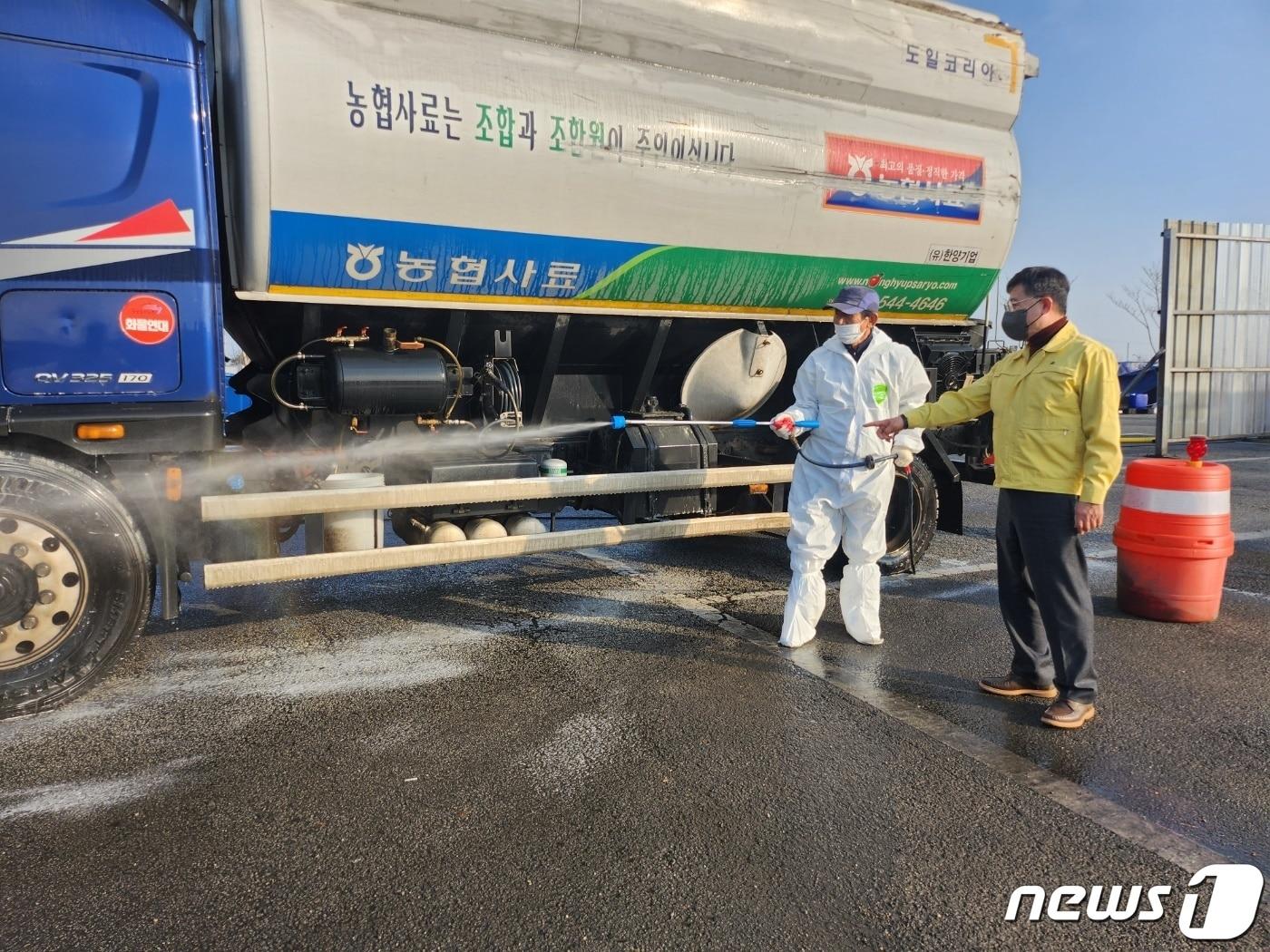 전북 김제시가 용지면 소재 양계농장에서 H5형 조류인플루엔자 항원이 검출됨에 따라 확산방지를 위해 방역을 실시하고 있다.&#40;김제시 제공&#41; 2023.12.11/뉴스1