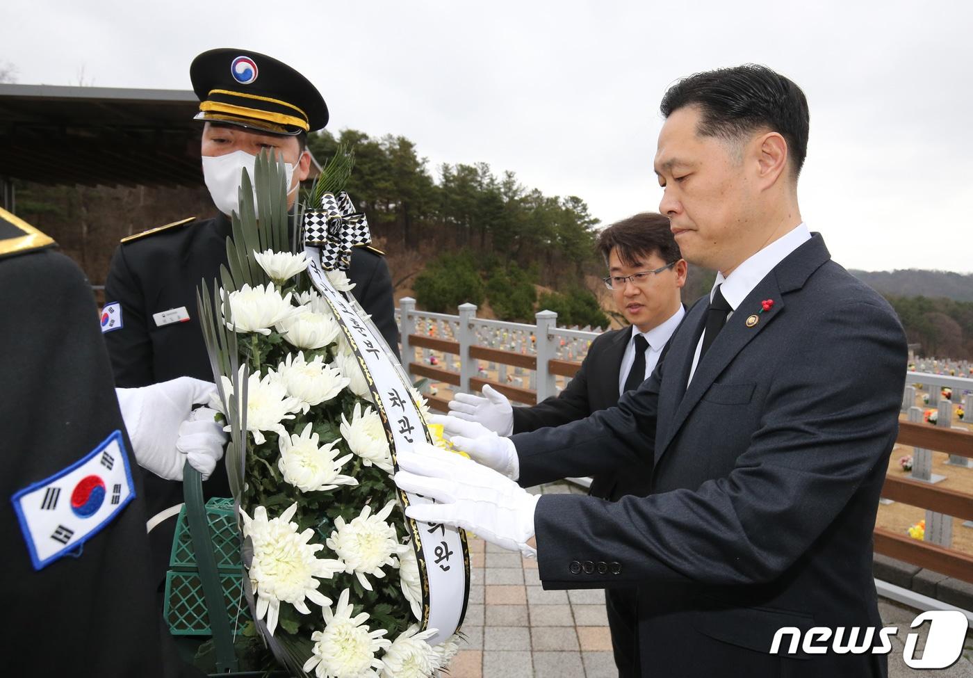 이희완 신임 국가보훈부 차관&#40;오른쪽&#41;이 11일 오전 국립대전현충원 내 제2연평해전 및 연평도 포격전 전사자 묘역에 헌화하고 있다. 2023.12.11/뉴스1 ⓒ News1 김기태 기자