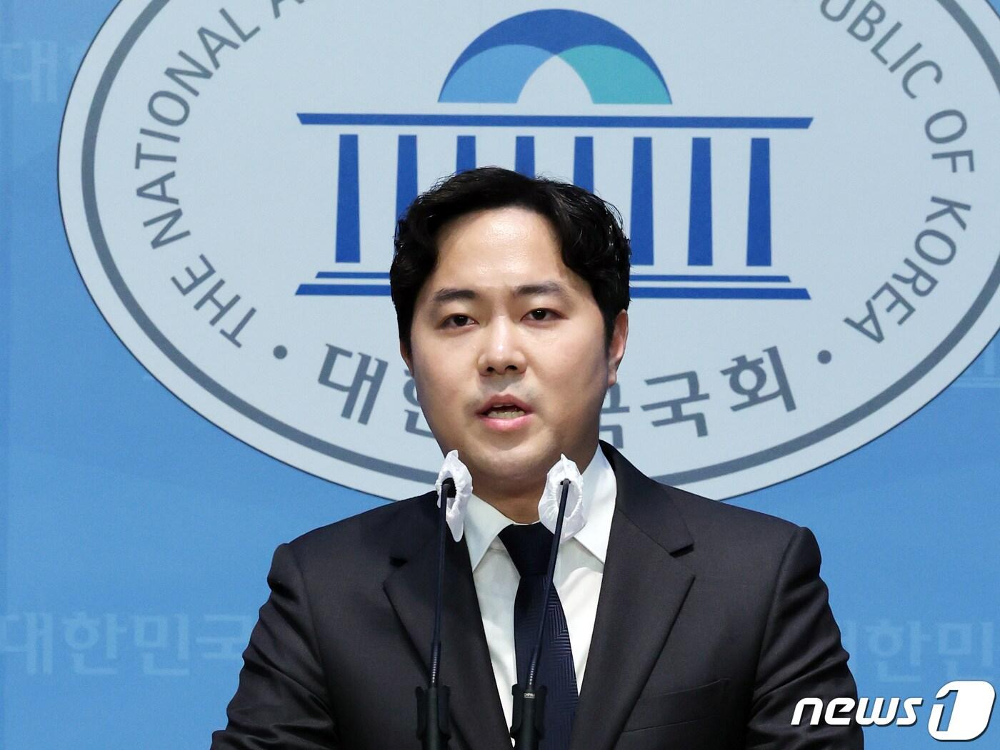 김인규 전 대통령 정무수석실 행정관이 11일 오전 서울 여의도 국회 소통관에서 부산 서구·동구 22대 국회의원 출마선언을 하고 있다. 김 전 행정관은 김영삼 전 대통령의 손자다. 2023.12.11/뉴스1 ⓒ News1 황기선 기자