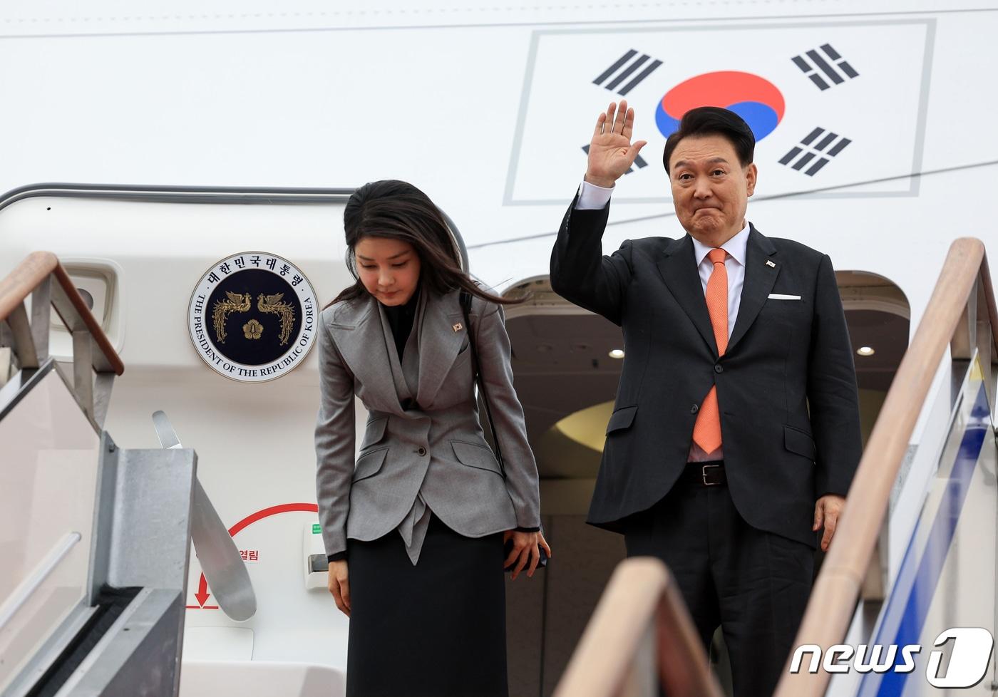 윤석열 대통령과 김건희 여사가 11일 오전 경기 성남시 서울공항에서 3박5일간 네덜란드 국빈 방문을 위해 공군 1호기에 올라 인사하고 있다. &#40;대통령실 제공&#41; 2023.12.11/뉴스1 ⓒ News1 안은나 기자