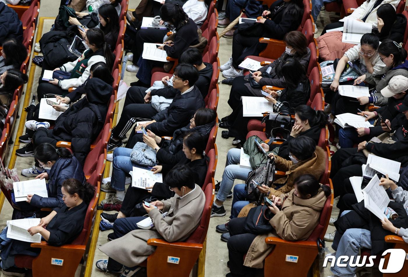 지난해 12월11일 오후 서울 동작구 숭실대학교에서 열린 서울특별시교육청 주최 &#39;2024 대입 정시모집 대비 대입 설명회&#39;에서 학생과 학부모들이 설명회를 듣고 있다. /뉴스1 ⓒ News1 김도우 기자