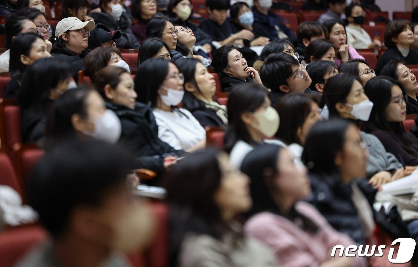 서울 동작구 숭실대학교에서 지난해 12월 11일 열린 서울특별시교육청 주최 &#39;2024 대입 정시모집 대비 대입 설명회&#39;에서 학생과 학부모들이 설명회를 듣고 있다. /뉴스1 ⓒ News1 김도우 기자