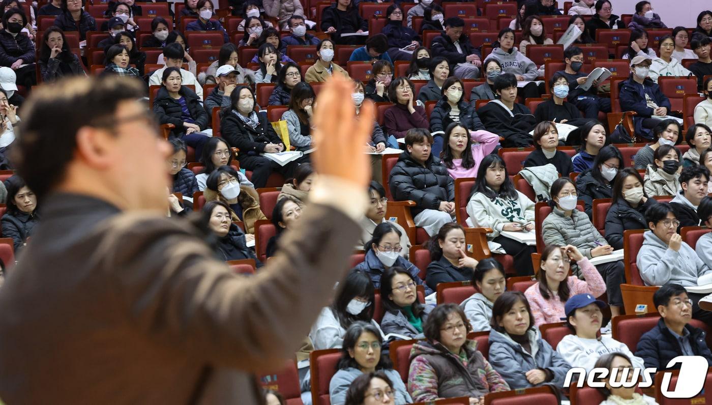 서울특별시교육청 주최 &#39;2024 대입 정시모집 대비 대입 설명회&#39;에서 학생과 학부모들이 설명회를 듣고 있다. /뉴스1 ⓒ News1 김도우 기자