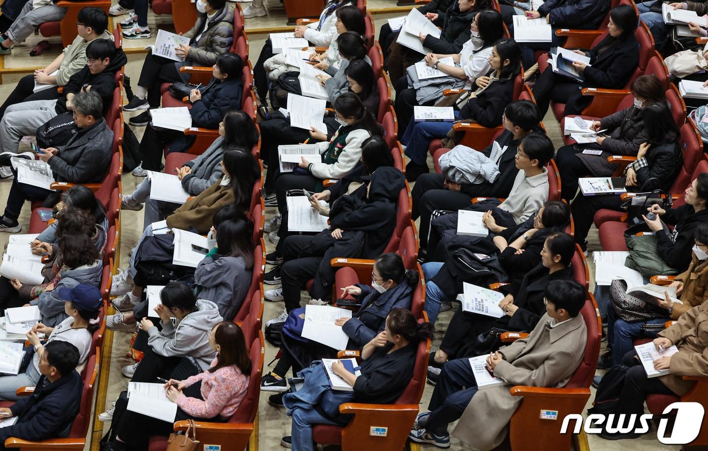 11일 오후 서울 동작구 숭실대학교에서 열린 서울특별시교육청 주최 &#39;2024 대입 정시모집 대비 대입 설명회&#39;에서 학생과 학부모들이 설명회를 듣고 있다. &#40;사진은 기사 내용과 무관함&#41; 12023.12.11/뉴스1 ⓒ News1 김도우 기자