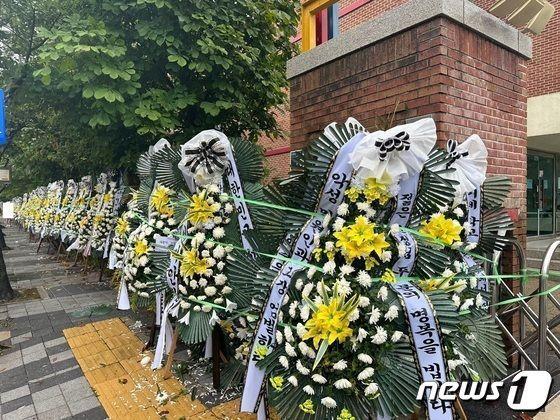 지난 8월10일 오후 의정부시 호원초등학교 일대에 조화가 줄지어 늘어선 모습./뉴스1