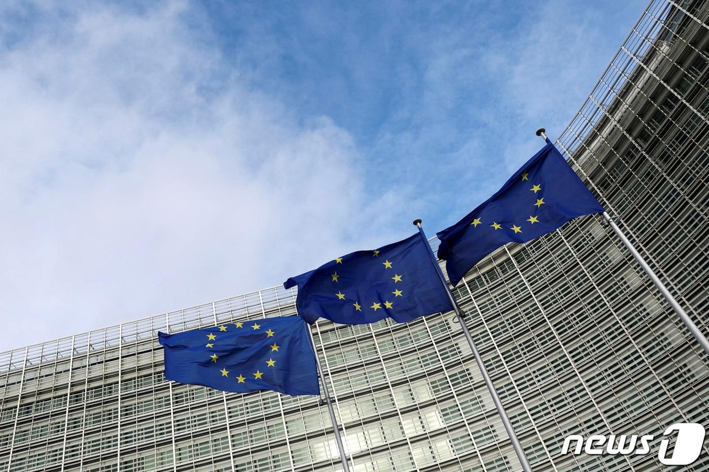 벨기에 브뤼셀에 위치한 유럽연합&#40;EU&#41; 집행위원회 본부 건물 앞에서 EU기가 휘날리고 있다. 2023.11.8 ⓒ 로이터=뉴스1 ⓒ News1