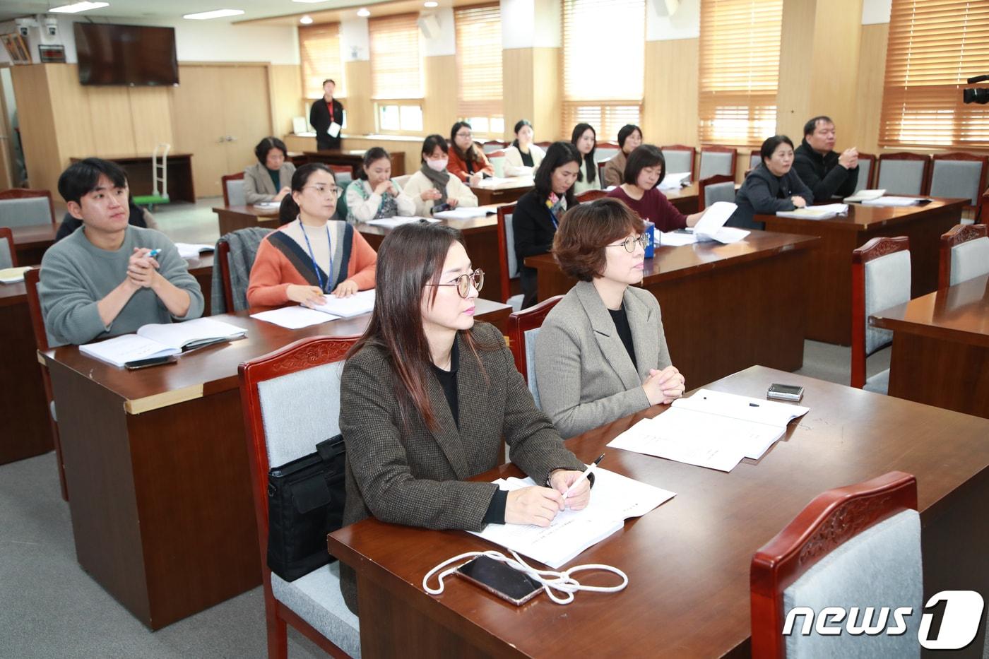  제주도의회 포용복지연구공동체가 11일 도의회 의원회관에서 열리고 있다&#40;도의회 제공&#41;/뉴스1