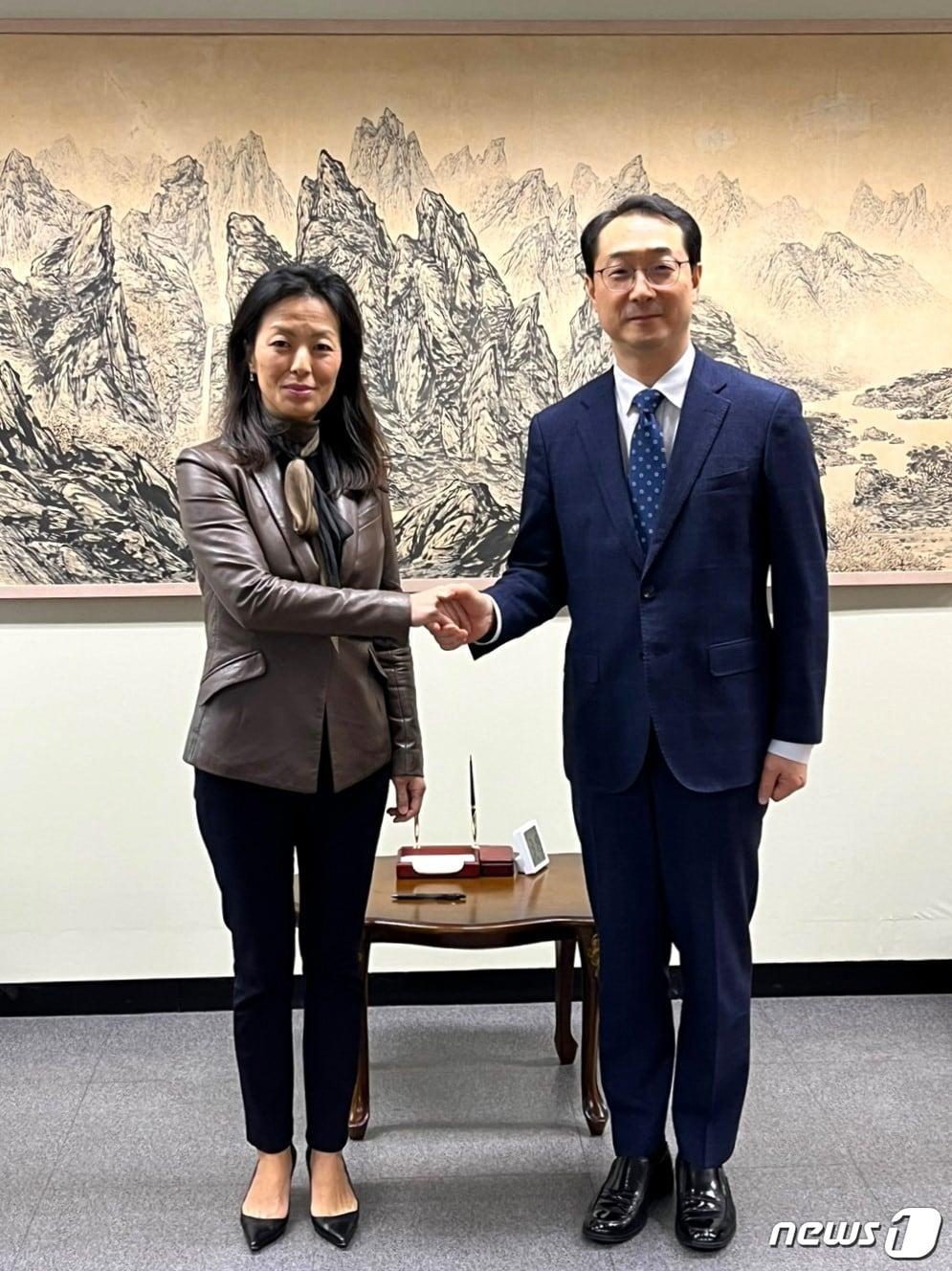 김건 외교부 한반도평화교섭본부장&#40;오른쪽&#41;과 정 박 미국 국무부 대북특별부대표와 접견했다. &#40;외교부 제공&#41; 2023.12.11./뉴스1