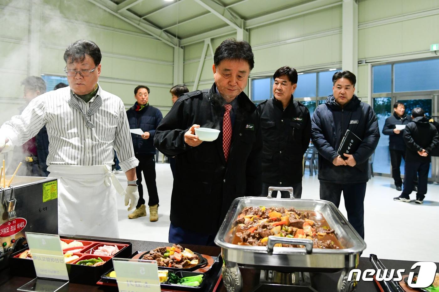 산천어 요리 시식회가 최근 화천산천어축제장 내 산천어 식당에서 최문순 군수&#40;사진 가운데&#41;를 비롯한 축제 관계자들이 참석한 가운데 열렸다.&#40;화천군 제공&#41;