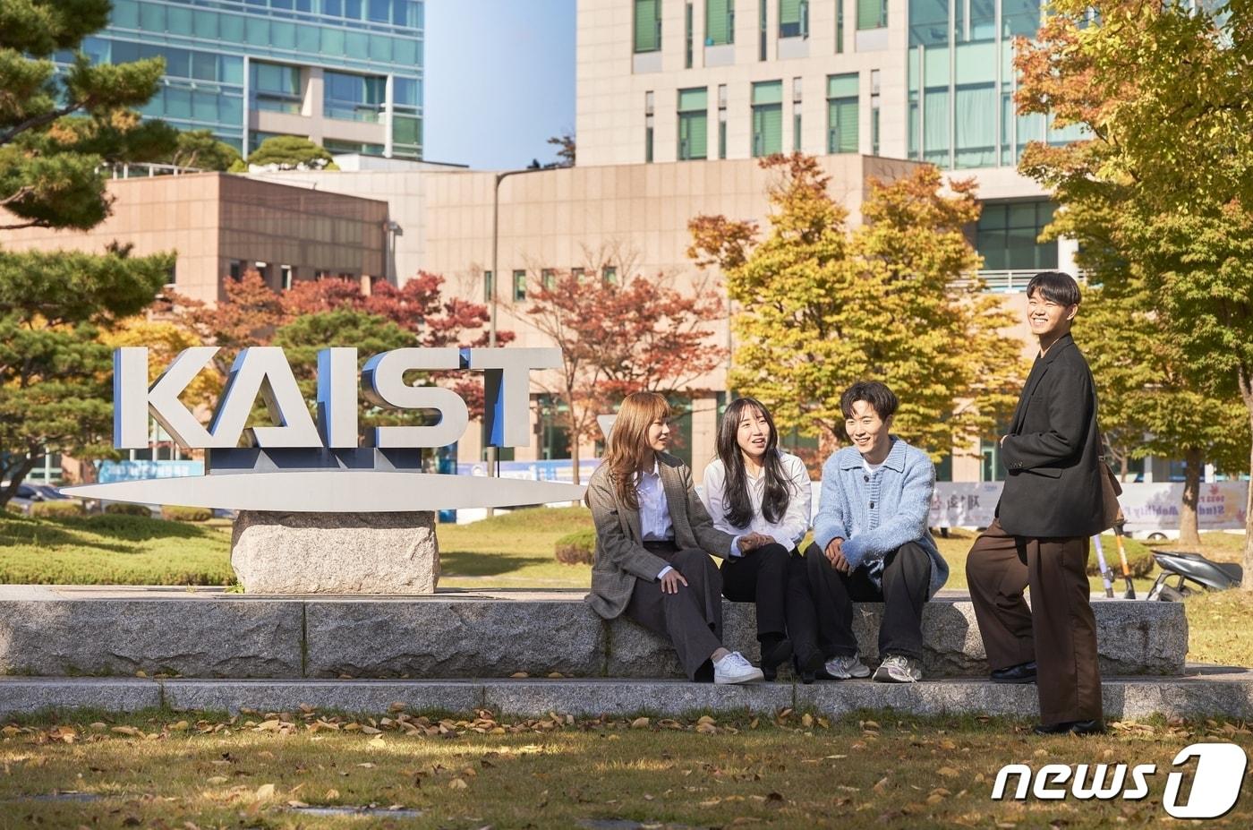 KAIST 학생들이 교정에서 기념촬영을 하고 있다.&#40;KAIST 제공&#41;/뉴스1