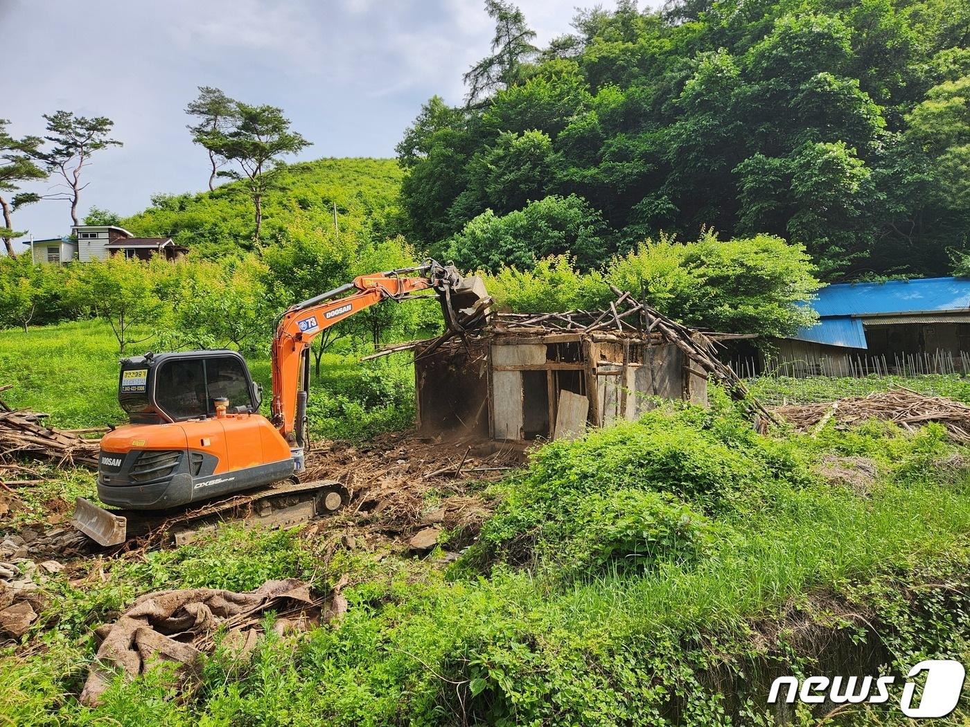  12일 충북 단양군이 주거환경 개선을 위해 올해 25동의 빈집을 정리했다고 밝혔다. 사진은 빈집 철거 모습.&#40;단양군 제공&#41;2023.12.12/뉴스1