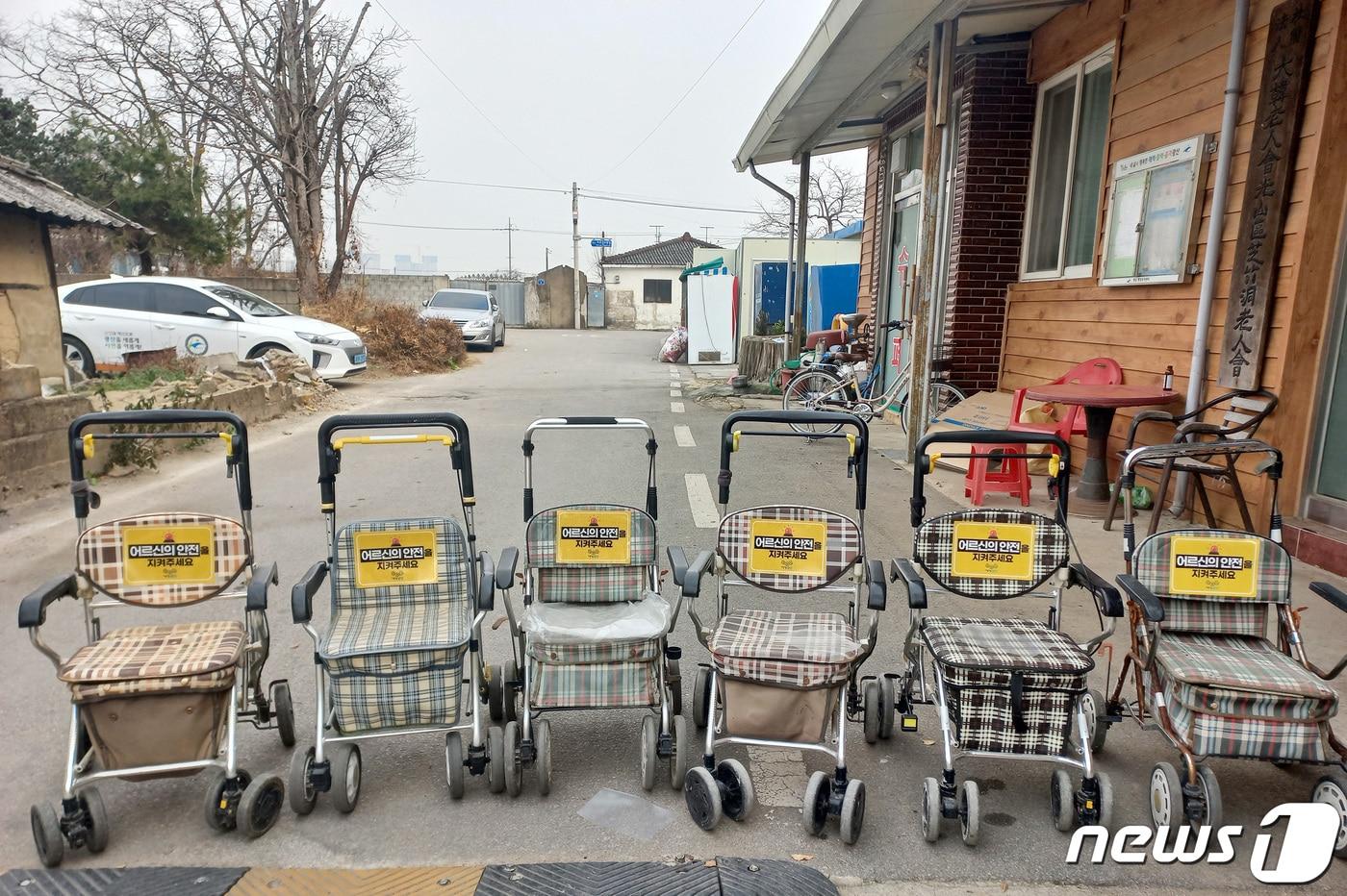 광주 광산구의 고령 보행자를 위한 야광 안전스티커의 모습. &#40;광주 광산구 제공&#41; 2023.12.12/뉴스1