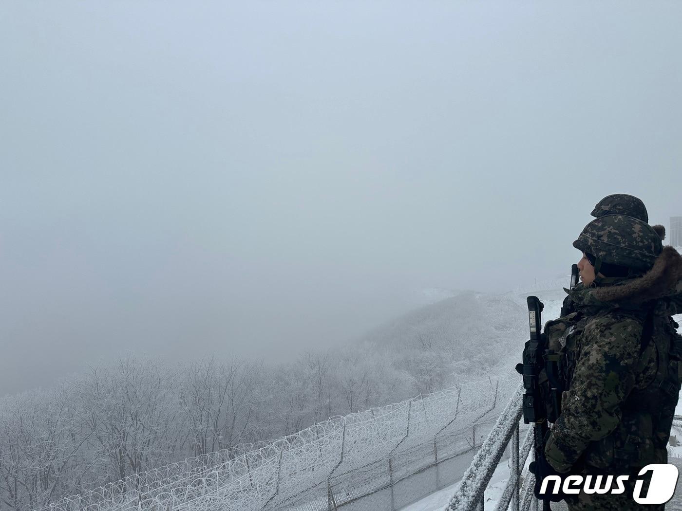 육군 장병들이 작년 12월12일 전방 철책을 바라보며 경계근무를 서고 있다. &#40;국방부 제공&#41; 2023.12.12/뉴스1