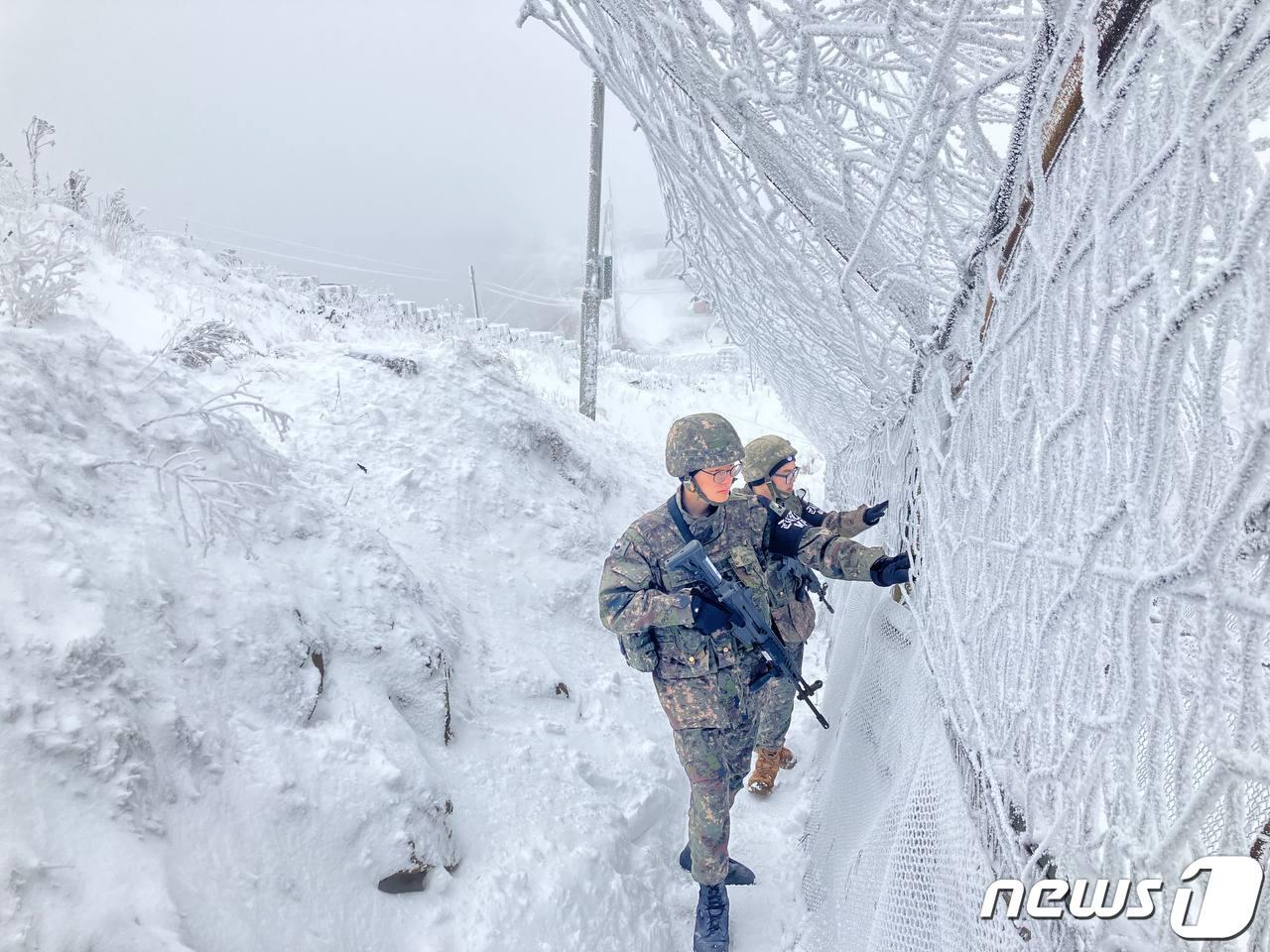 육군 21사단 GOP 장병들이 12일 오전 눈 쌓인 철책을 꼼꼼히 점검하며 경계근무를 서고 있다. &#40;국방부 제공&#41; 2023.12.12/뉴스1