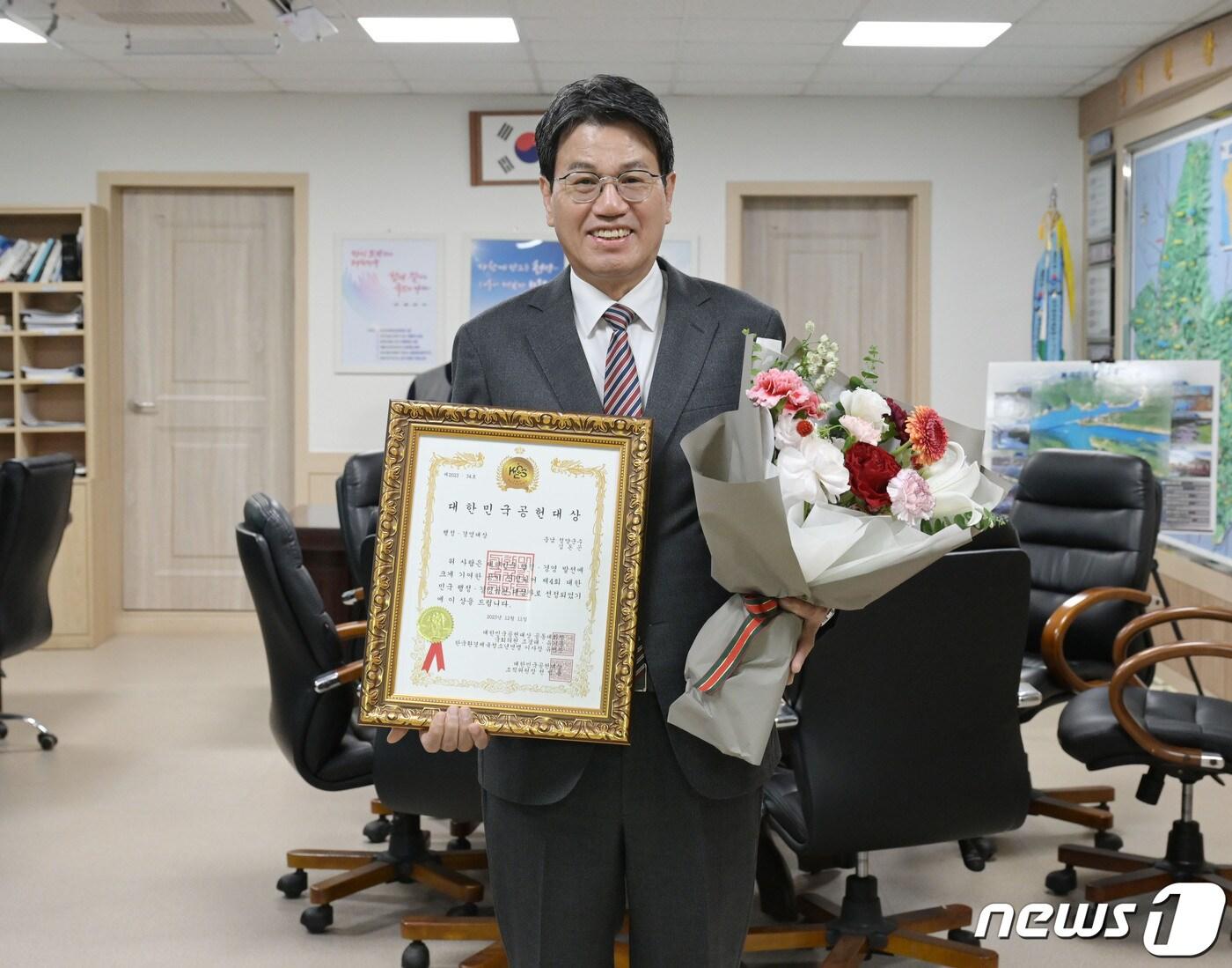  김돈곤 청양군수가 지난 11일 &#39;2023 대한민국 공헌 대상&#39;에서 행정 대상을 수상한 뒤 기념촬영을 하고 있다. &#40;청양군 제공&#41; / 뉴스1