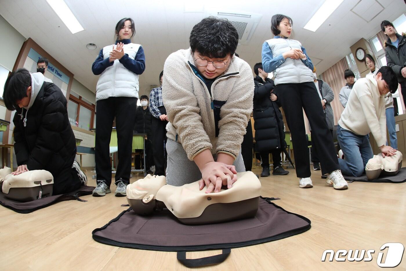 대구 달성군 포산고등학교에서 고3 학생들이 심폐소생술 실습을 하고 있다. 2023.12.12/뉴스1 ⓒ News1 공정식 기자