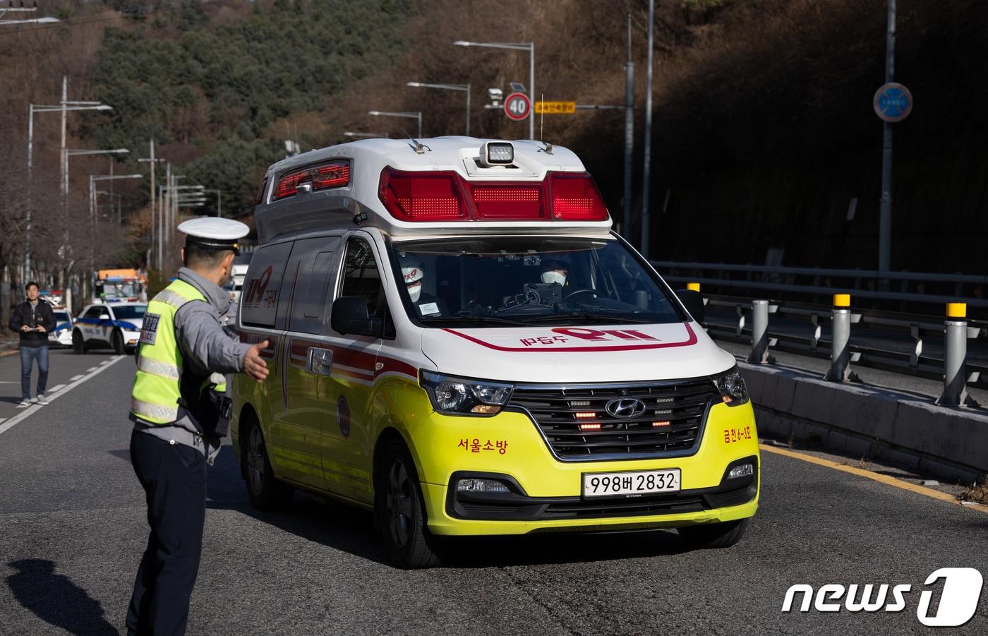 12일 오후 서울 금천구 호암1터널 인근에서 겨울철 강설 대비 유관기관 합동 훈련이 진행되고 있다. 2023.12.12/뉴스1 ⓒ News1 이재명 기자