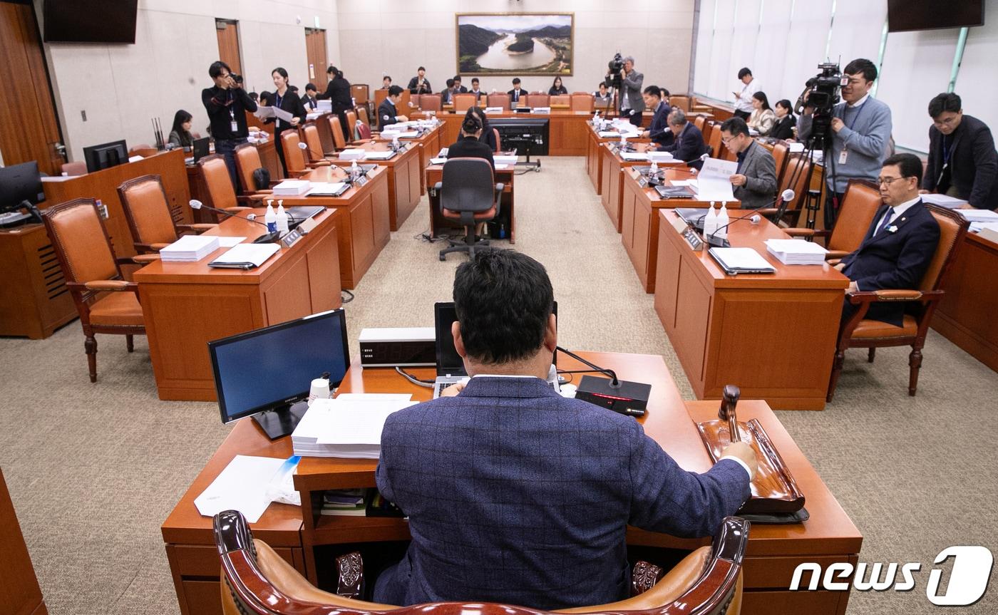 어기구 농림축산식품해양수산위원회&#40;농해수위&#41; 소위원장이 12일 오후 서울 여의도 국회에서 열린 농해수위 농림축산식품 법안심사 소위원회를 주재하고 있다. 이날 소위원회에는 여당 의원들과 농림축산식품부 차관이 불참했다. 2023.12.12/뉴스1 ⓒ News1 이승배 기자