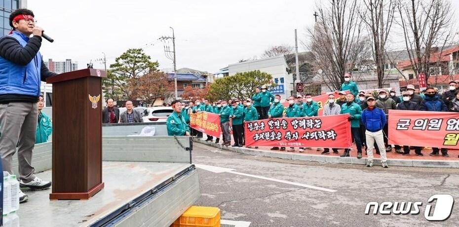 김상우 성주군 공무원노조위원장이 187역원의 예산을 삭감한 군의회 규탄 1인 시위를 하고 있다. 20323.12.12/뉴스1