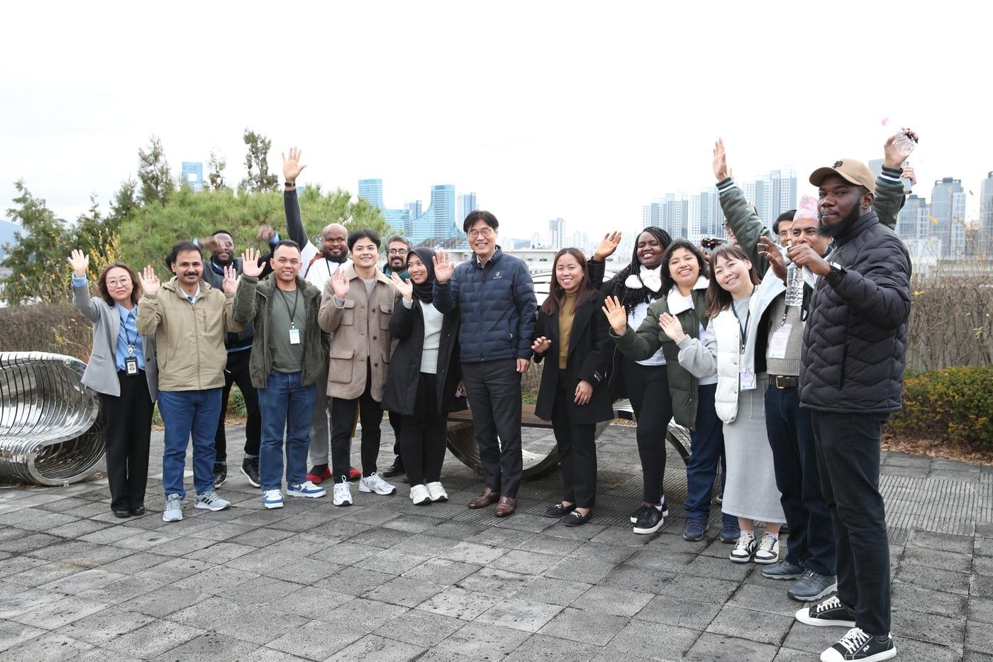 김형렬 행복청장과 외국 공무원 일행이 정부세종청사 옥상정원을 관람하고 기념촬영을 하고 있다.&#40;행정중심복합도시건설청 제공문