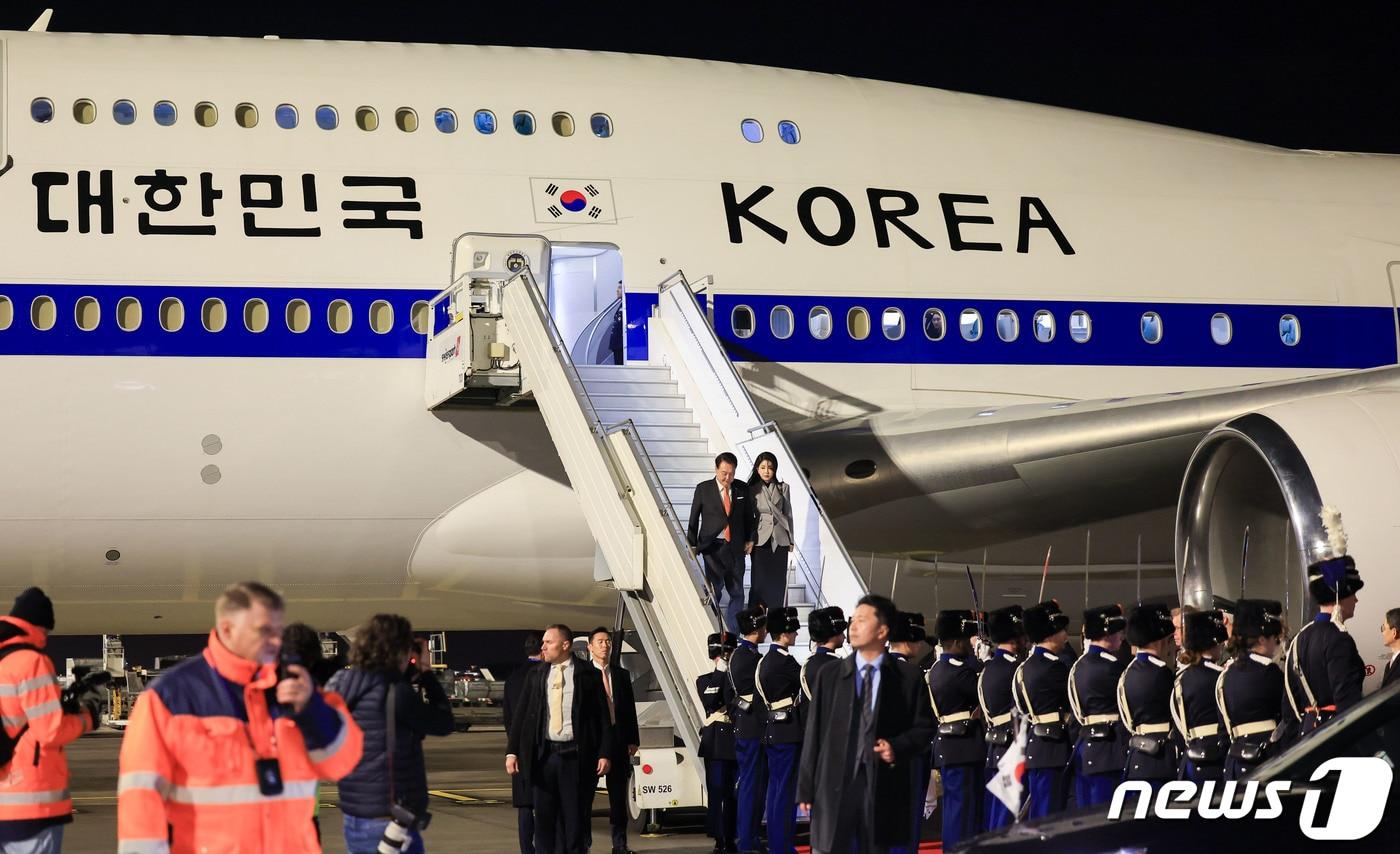 윤석열 대통령과 김건희 여사가 지난 11일 오후&#40;현지시간&#41; 네덜란드 암스테르담 공항에 도착해 공군1호기에서 내리고 있다. &#40;대통령실 제공&#41; 2023.12.12/뉴스1 ⓒ News1 안은나 기자