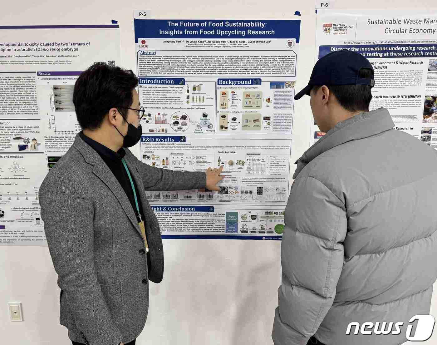 11월 ESG 경영과 지속 가능성 국제 컨퍼런스에서 롯데중앙연구소 연구원이 발표를 진행하고 있다.&#40;롯데중앙연구소 제공&#41;