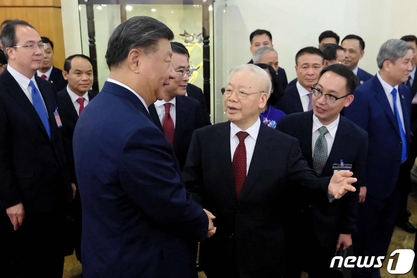 시진핑 중국 국가주석이 지난해 12월 베트남을 국빈 방문해 하노이의 공산당사에서 응우엔 푸 쫑 공산당 서기장과 악수를 하고 있다. 2023.12.13 ⓒ AFP=뉴스1 ⓒ News1 우동명 기자