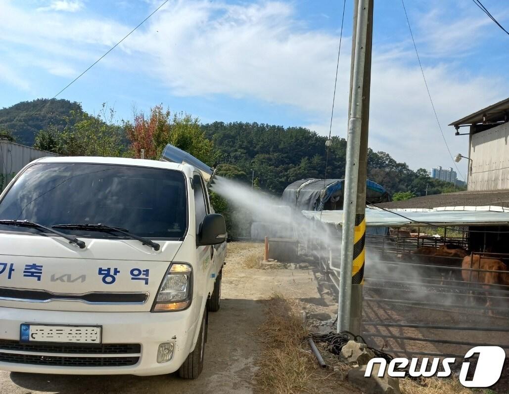 경남 창원시 가축방역 차량이 지역 내 한우 농가에 방역을 하고 있다.&#40;창원시 제공&#41;