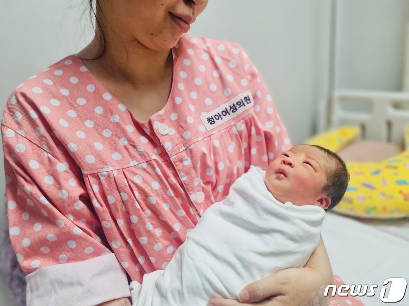 사천 청아여성의원 산부인과에서 지난 9일 태어난 아기&#40;사천시 제공&#41;.