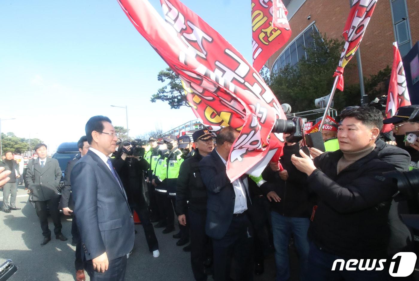 김영록 전남도지사가 13일 전남 무안종합스포츠파크에서 열리는 &#39;무안 도민과의 대화&#39;에 참석하며 광주군공항 무안이전 반대 범군민대책위원회 소속 주민들의 항의를 받고 있다.2023.12.13/뉴스1 ⓒ News1 김태성 기자