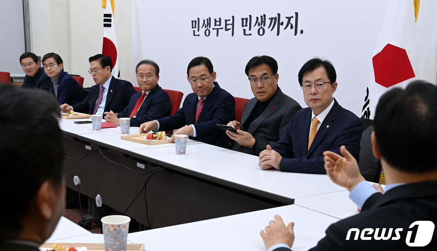 지난해 12월 14일 오전 서울 여의도 국회에서 열린 긴급중진연석회의에서 중진의원들과 함께 자리하고 있다. 왼쪽부터 김학용, 조경태, 정우택, 윤 대표권한대행, 주호영, 정진석의원, 이만희사무총장. &#40;공동취재&#41; 2023.12.14/뉴스1 ⓒ News1 송원영 기자