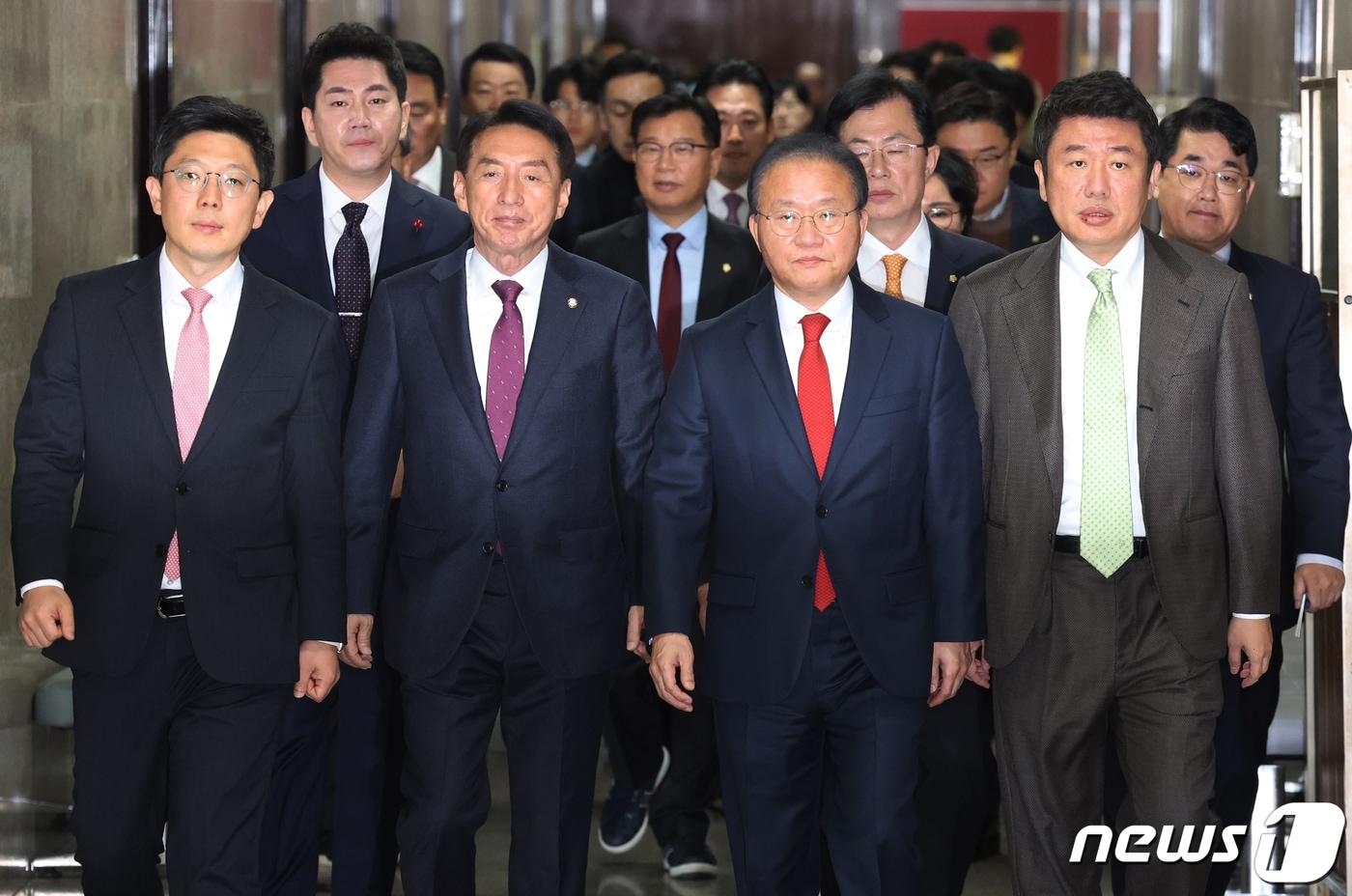 윤재옥 국민의힘 당 대표 권한대행이 14일 서울 여의도 국회에서 열린 최고위원회의에 참석하고 있다. 2023.12.14/뉴스1 ⓒ News1 송원영 기자