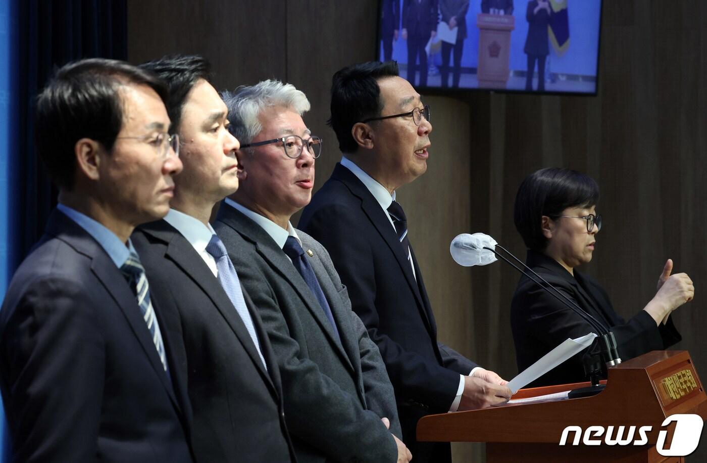 더불어민주당 내 비이재명계&#40;비명·혁신계&#41; 모임인 &#39;원칙과 상식&#39;이 14일 오전 서울 여의도 국회 소통관에서 &#39;민주당 혁신 제안&#39; 기자회견을 하고 있다. 왼쪽부터 이원욱, 김종민, 조응천, 윤영찬 의원. 2023.12.14/뉴스1 ⓒ News1 황기선 기자