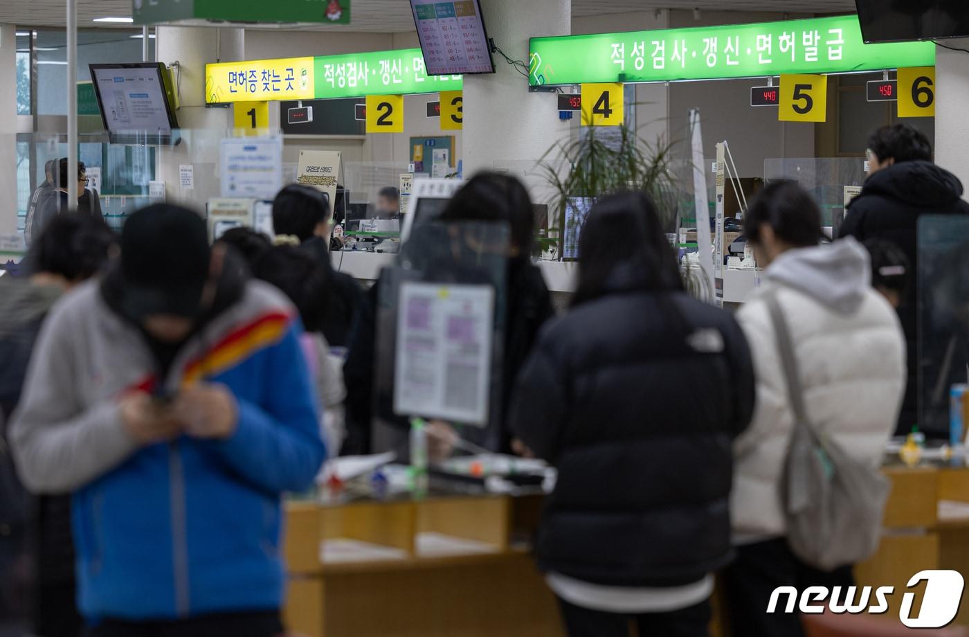 서울 마포구 서부운전면허시험장이 운전면허증 갱신 업무를 보기 위한 시민들로 북적이고 있다. &#40;자료사진&#41;ⓒ News1 DB