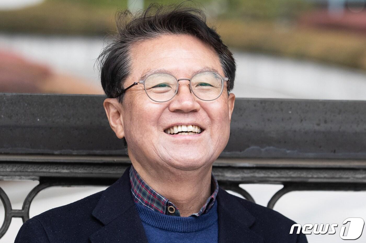 라임자산운용&#40;라임&#41; 펀드 로비 명목으로 금품을 챙긴 혐의로 재판에 넘겨진 윤갑근 전 대구고검장이 14일 무죄가 확정된 후 서울 서초구 대법원 앞에서 입장을 밝히고 있다. 2023.12.14/뉴스1 ⓒ News1 유승관 기자