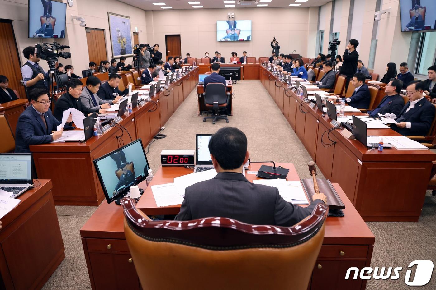 김한정 국회 산자위원장 직무대리가 14일 오후 서울 여의도 국회에서 열린 산업통상자원중소벤처기업위원회 전체회의에서 의사봉을 두드리고 있다. 2023.12.14/뉴스1 ⓒ News1 황기선 기자