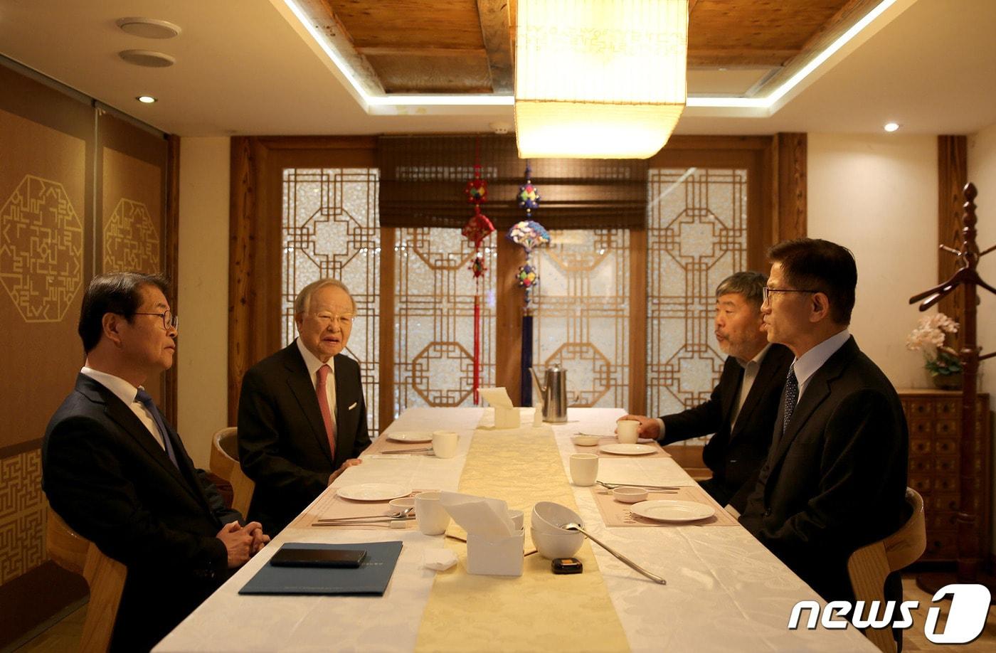 14일 서울 광화문 한 식당에서 열린 노사정 사회적대화 대표자 회의에서 참석자들이 대화하고 있다. 사진 왼쪽부터 시계방향으로 이정식 고용노동부 장관, 손경식 한국경영자총협회 회장, 김동명 한국노총 위원장, 김문수 경제사회노동위원회 위원장. &#40;경사노위 제공&#41; /2023.12.14/ ⓒ News1  