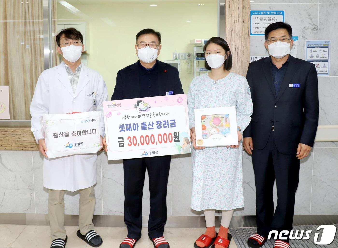 강종만 전남 영광군수가 37번째 다둥이 가정을 찾아 3000만원의 양육비 지원금을 전달하고 있다.&#40;영광군 제공&#41;2023.12.14./뉴스1