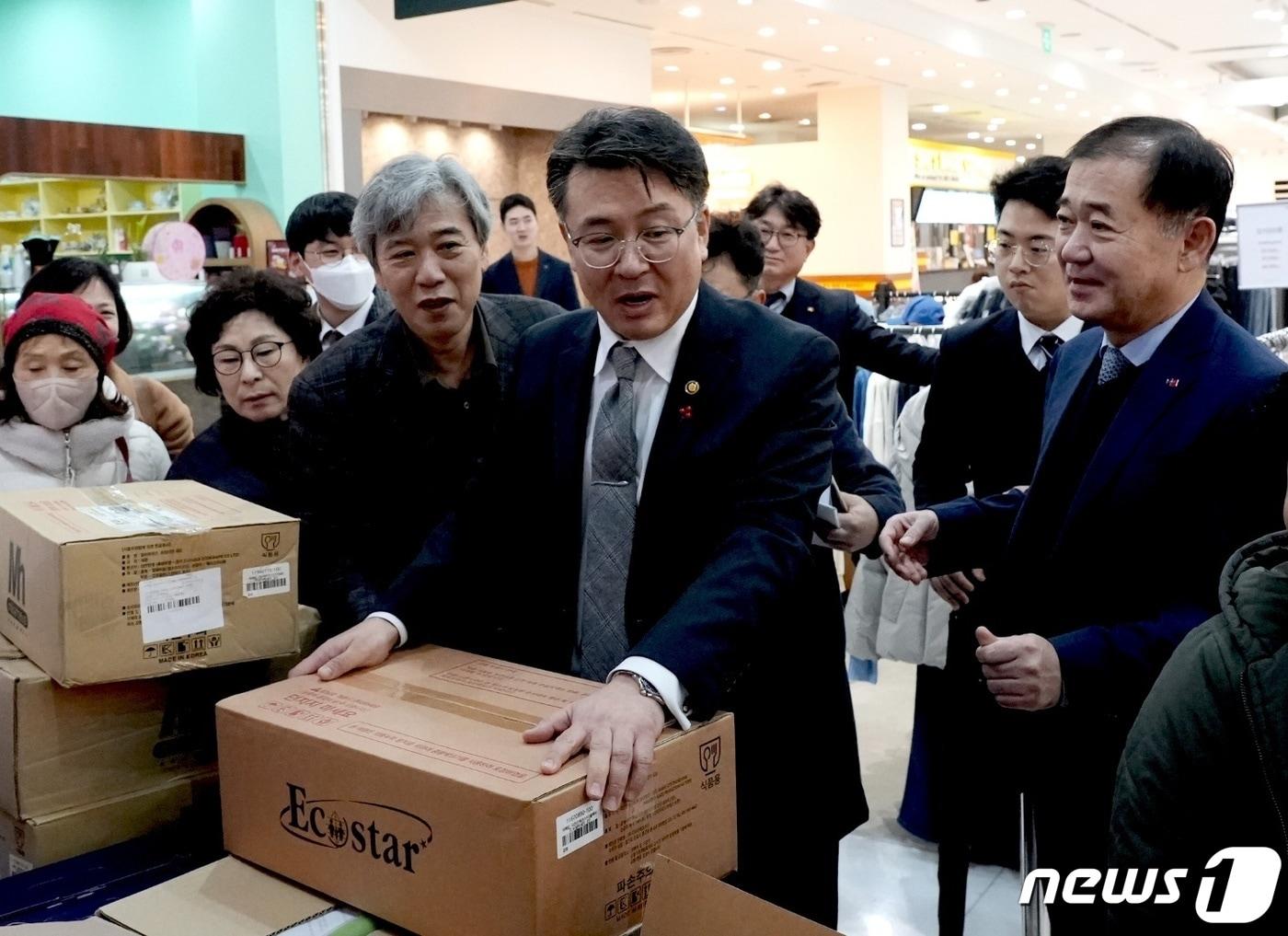 오기웅 중소벤처기업부 차관이 행복한백화점에서 열린 눈꽃 동행축제 나눔 바자회를 찾아 물품을 구매하고 있다.&#40;중소벤처기업부 제공&#41;