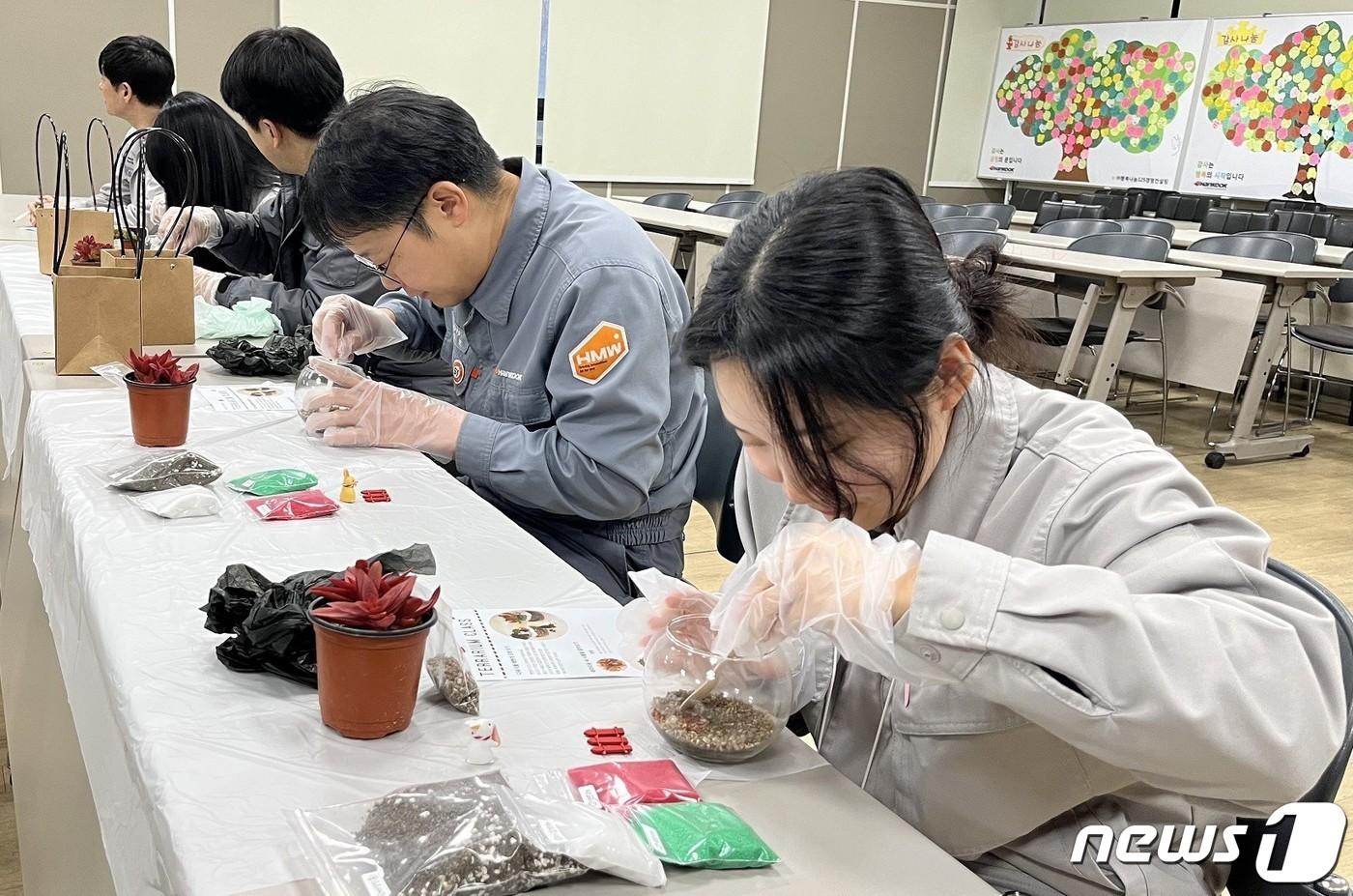 한국타이어 직원들이 ‘나만의 반려식물 만들기’ 프로그램에 열중하고 있다. &#40;한국타이어 제공&#41; /뉴스1 