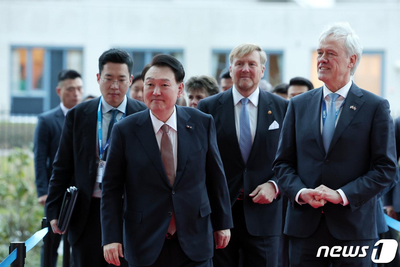 윤석열 대통령과 빌럼 알렉산더르&#40;Willem Alexander&#41; 네덜란드 국왕이 12일&#40;현지시간&#41; 벨트호벤 반도체 장비기업 ASML 본사에 입장하고 있다. 오른쪽은 피터 베닝크&#40;Peter Wennink&#41; ASML 회장. &#40;대통령실 제공&#41; 2023.12.13/뉴스1 ⓒ News1 안은나 기자