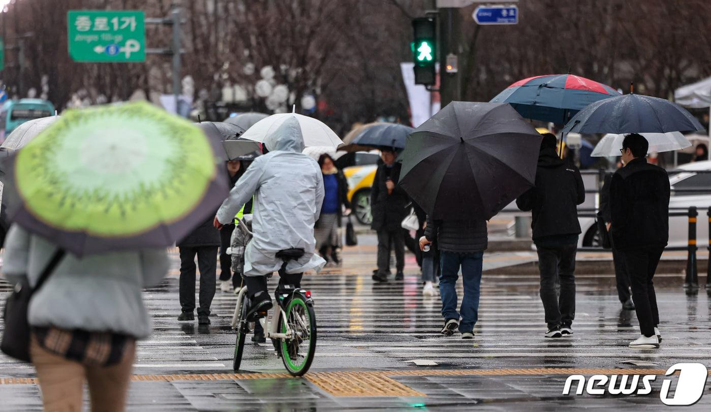 서울 광화문네거리에서 우산을 쓴 시민들이 발걸음을 재촉하고 있다. 뉴스1 ⓒ News1 김도우 기자