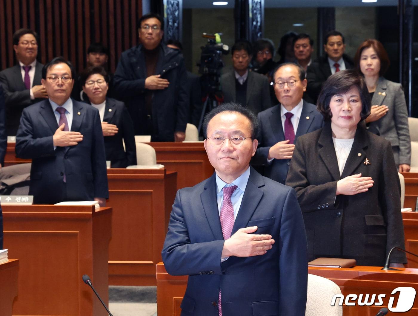 윤재옥 국민의힘 당 대표 권한대행을 비롯한 의원들이 15일 서울 여의도 국회에서 열린 비상의원총회에서 국기에 경례를 하고 있다. 2023.12.15/뉴스1 ⓒ News1 송원영 기자